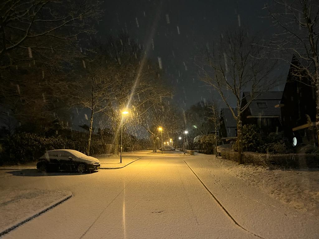 Pittige sneeuwbui trok vanochtend over Houten. Foto: Berend van Straaten