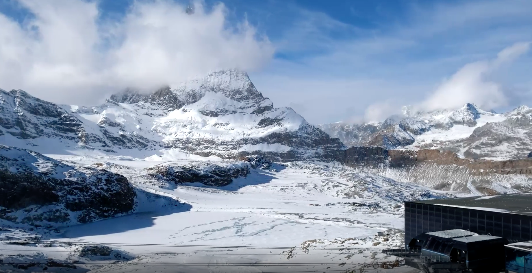 De bergen bij Saas Fee op donderdag 17 november. Beeld: Feratel