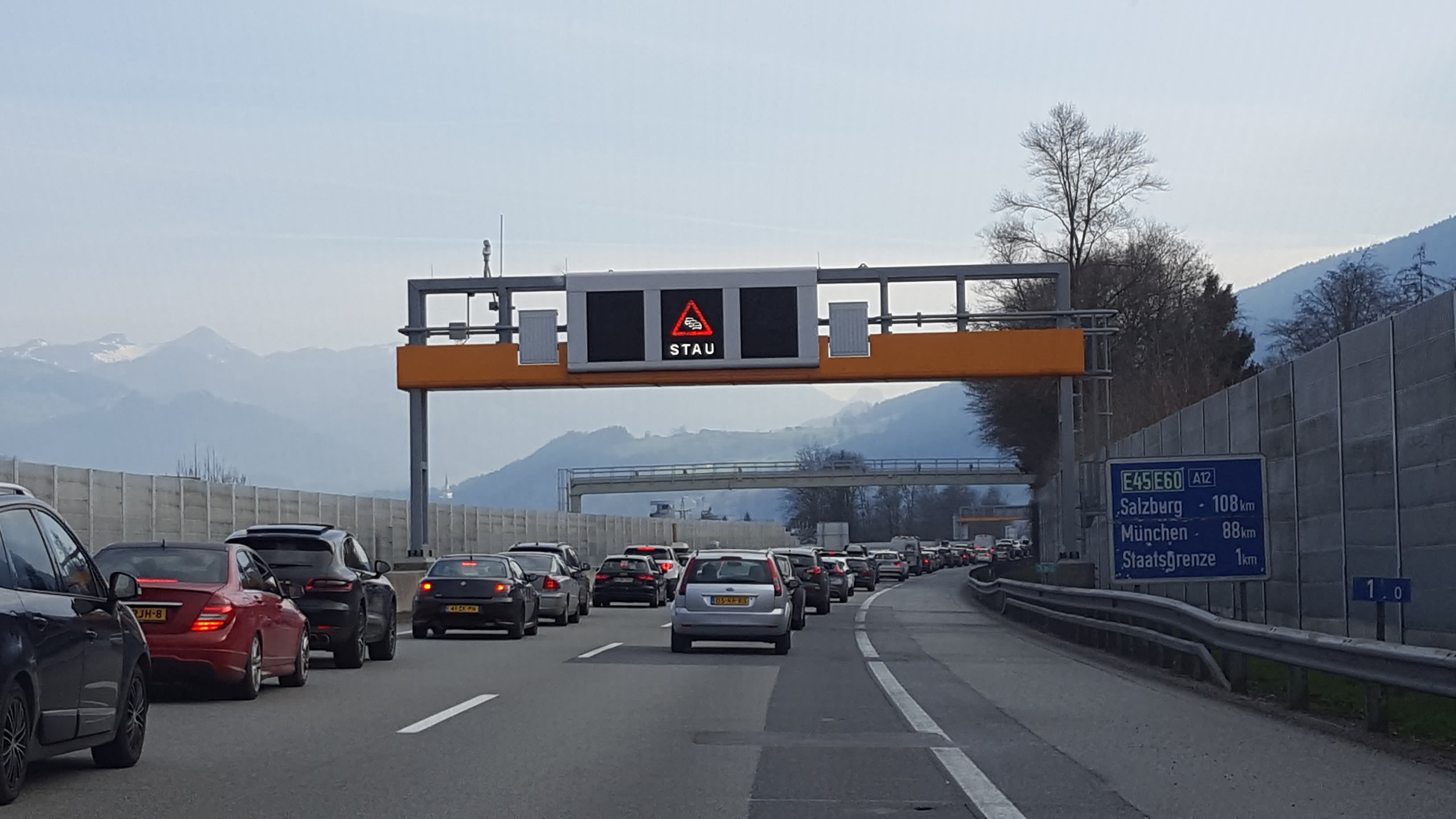 It can sometimes be crowded on the highways leading to the ski areas (Photo: Ronald Ruesch)