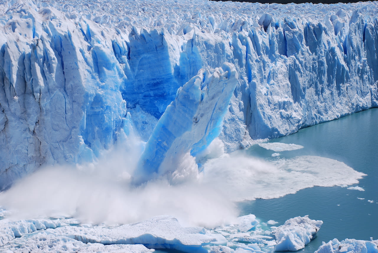 Afbrekend blauw stuk gletsjerijs. Foto: AdobeStock / volki