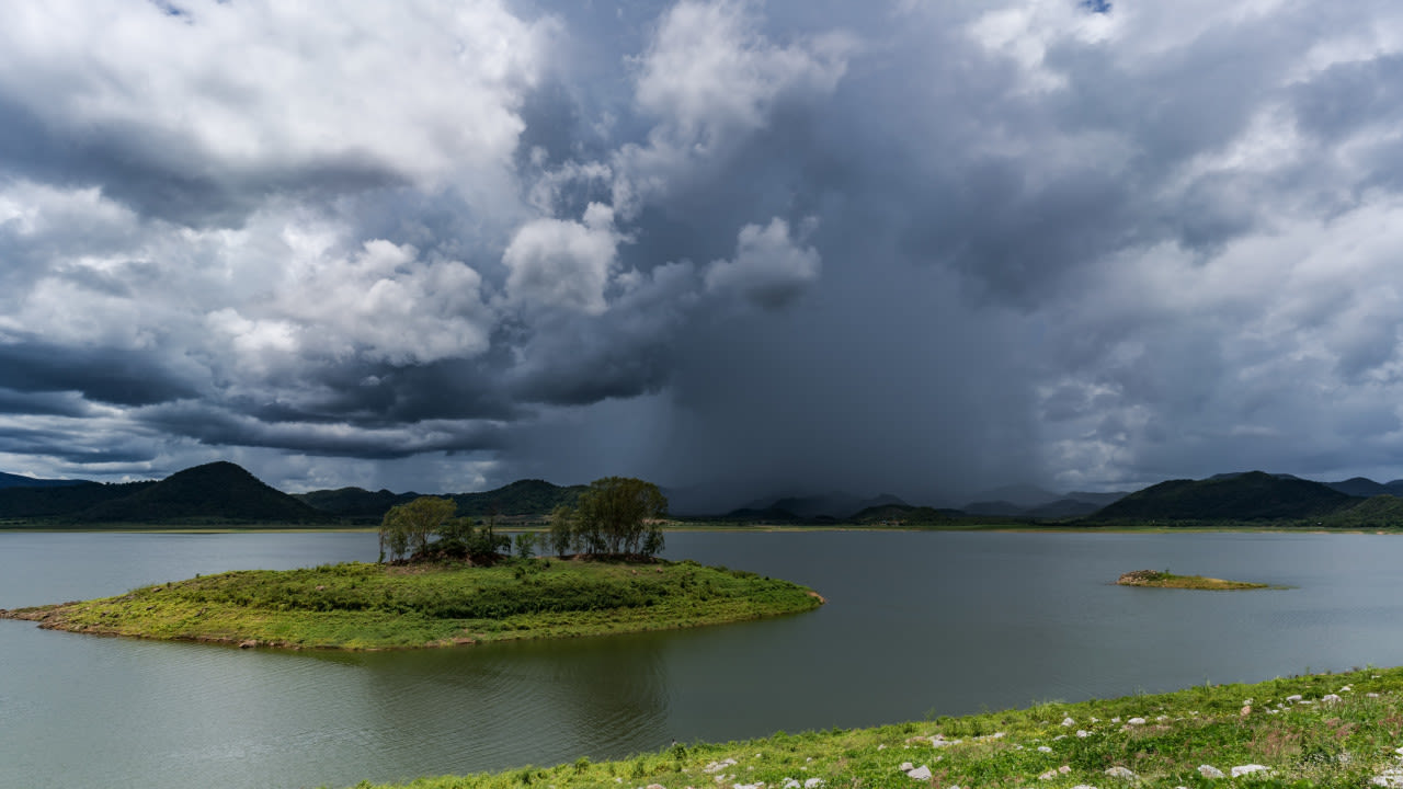 Gietende-regen-in-Thailand