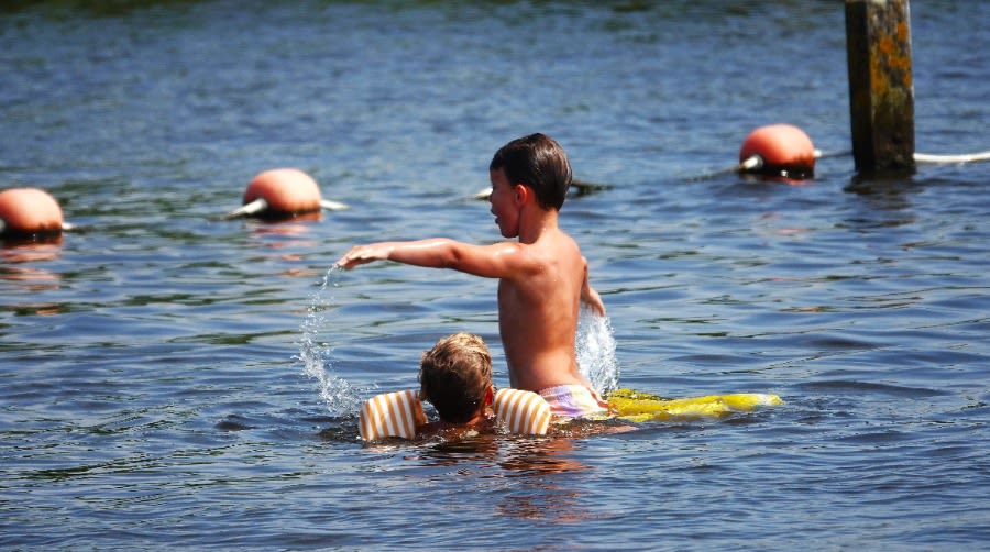 Met dit weer is het heerlijk om af te koelen in het water. Foto: Ton Wesselius