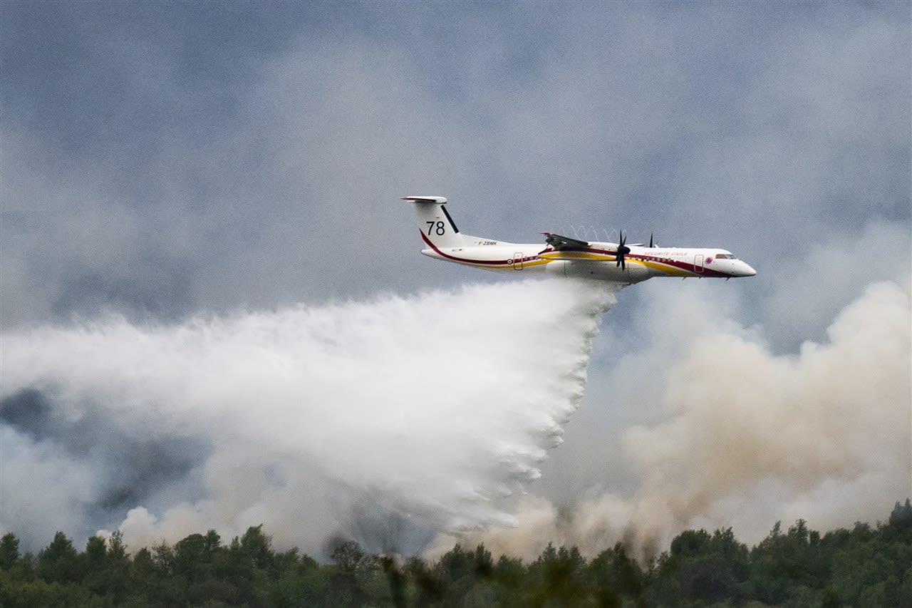 Blusvliegtuigen vliegen af en aan om de bosbranden in Frankrijk te bestrijden. 
Foto ANP/ LOIC VENANCE / AFP