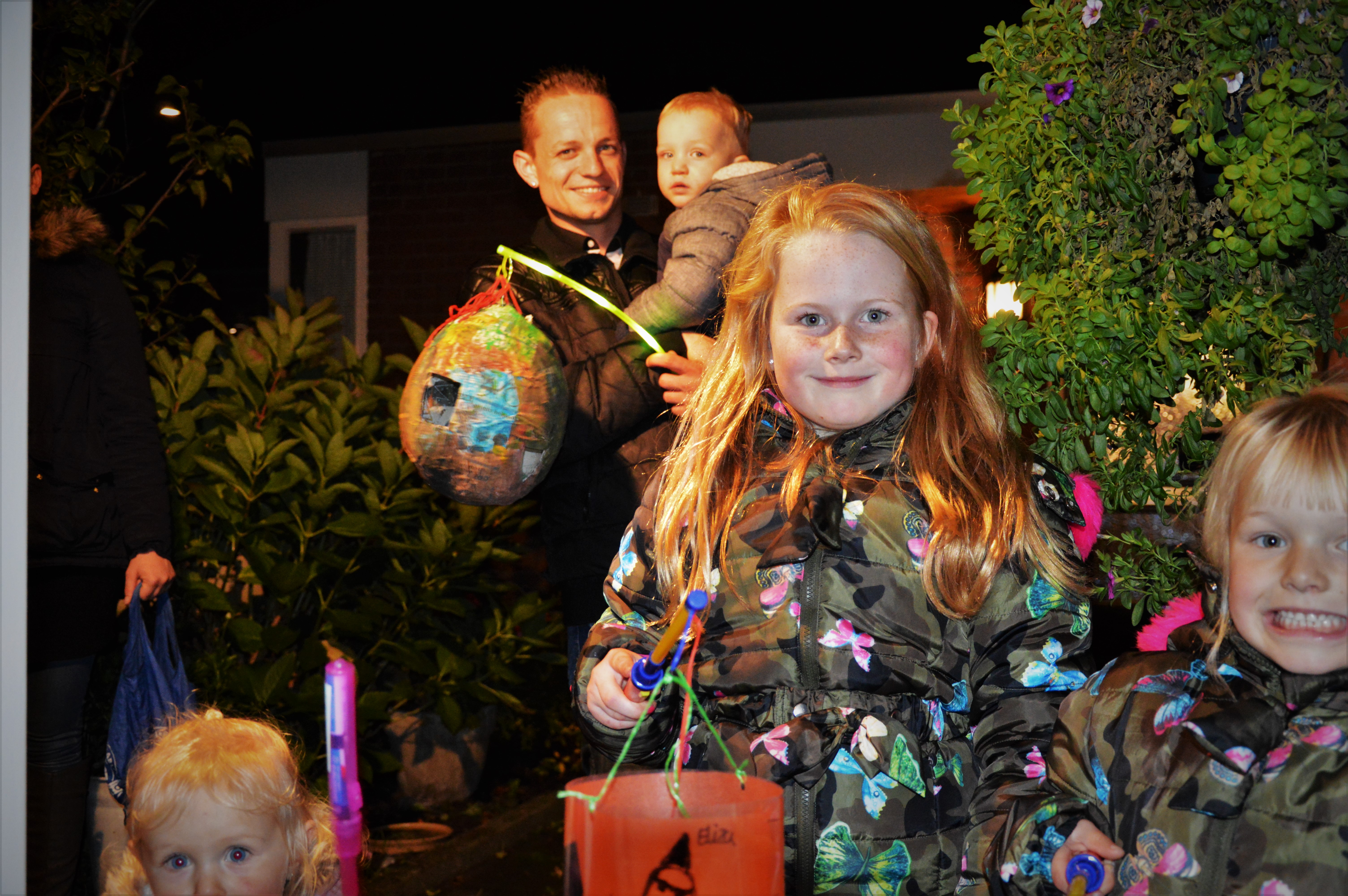 Kinderen gaan met Sint-Maarten langs de deuren, zingen liedjes en krijgen als beloning snoep. Foto: Henk Luntz