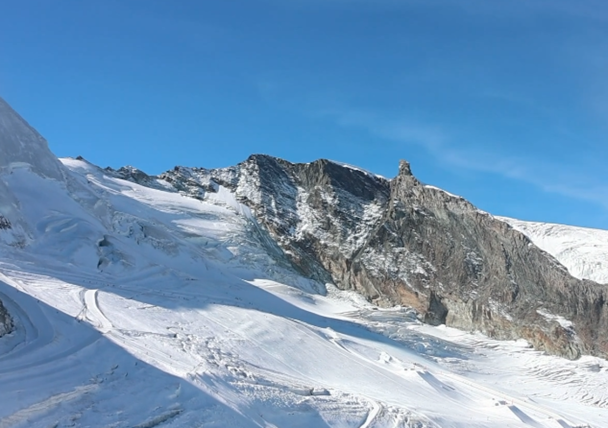 Gletsjergebied in Saas-Fee. Webcambeeld via Feratel